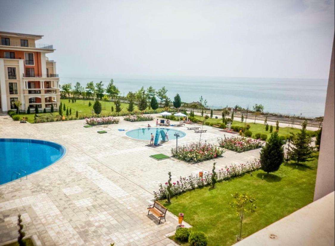 Apartment In Prestige Fort Beach Sveti Vlas Bagian luar foto